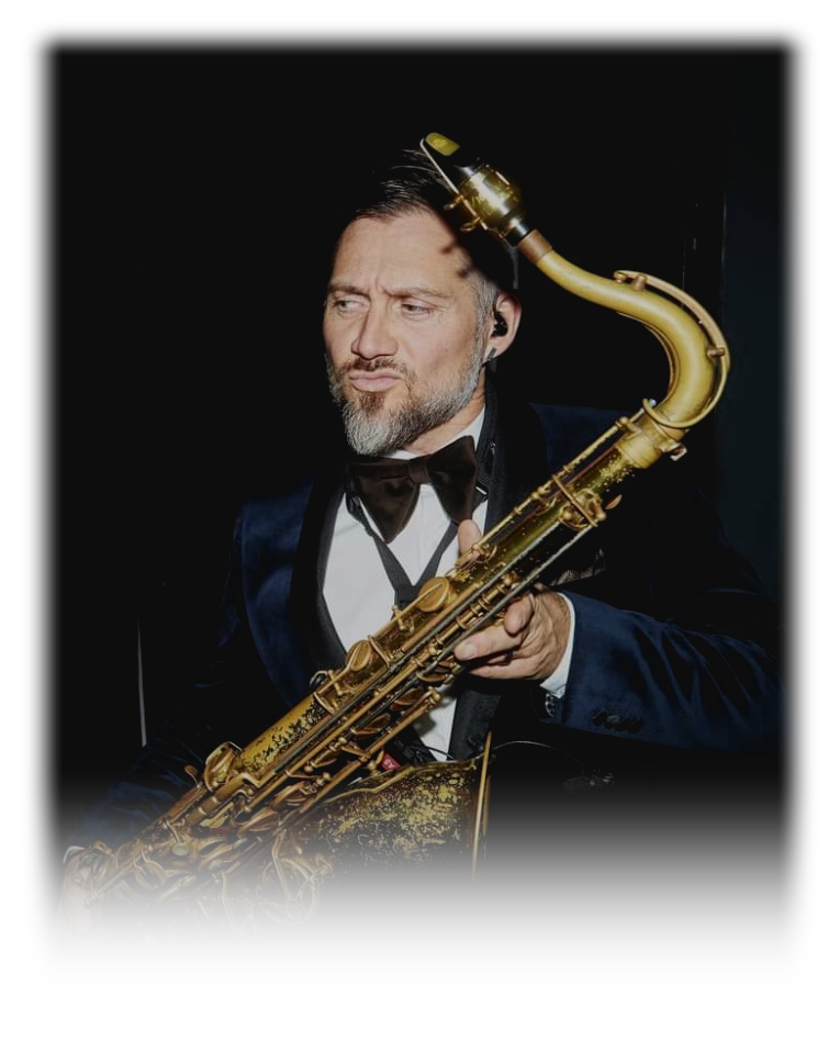 Mattias Lejdal performing with his saxophone